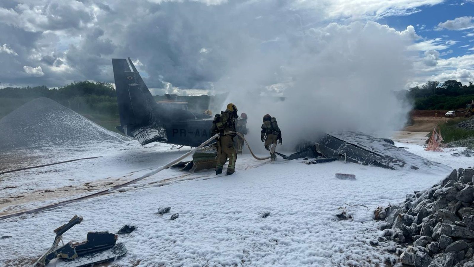 Queda de avião da PF no Aeroporto da Pampulha: destroços ainda não foram retirados da lateral da pista
