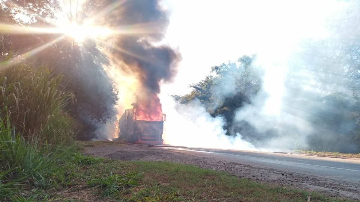 Veja fotos e vídeos de caminhão em chamas na BR-251, em Montes Claros 