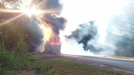 Bombeiros combatem as chamas desde às 6h desta quarta-feira (12)