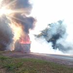 Veja fotos e vídeos de caminhão em chamas na BR-251, em Montes Claros 