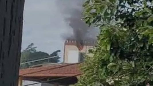 Bombeiros combatem as chamas em um prédio no Caiçara