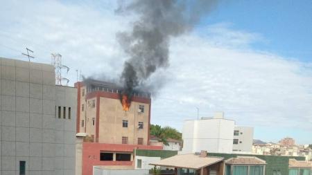 Bombeiros combateram as chamas em um prédio no Caiçara