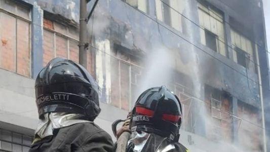 Bombeiros combatem chamas em galpão, no Brás, em São Paulo