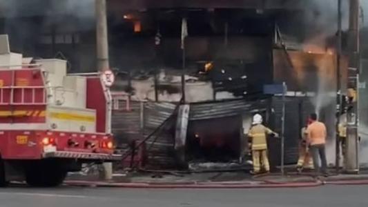 Bombeiros combatem fogo em pastelaria na Savassi, em BH