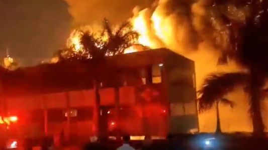 Bombeiros combatem fogo em indústria desde a noite de terça (22), em São Paulo