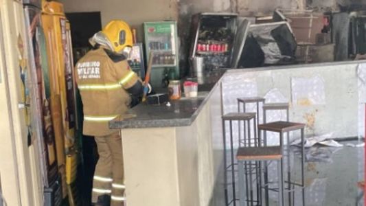 Bombeiros combatem incêndio em bar de Ipatinga, no Vale do Aço