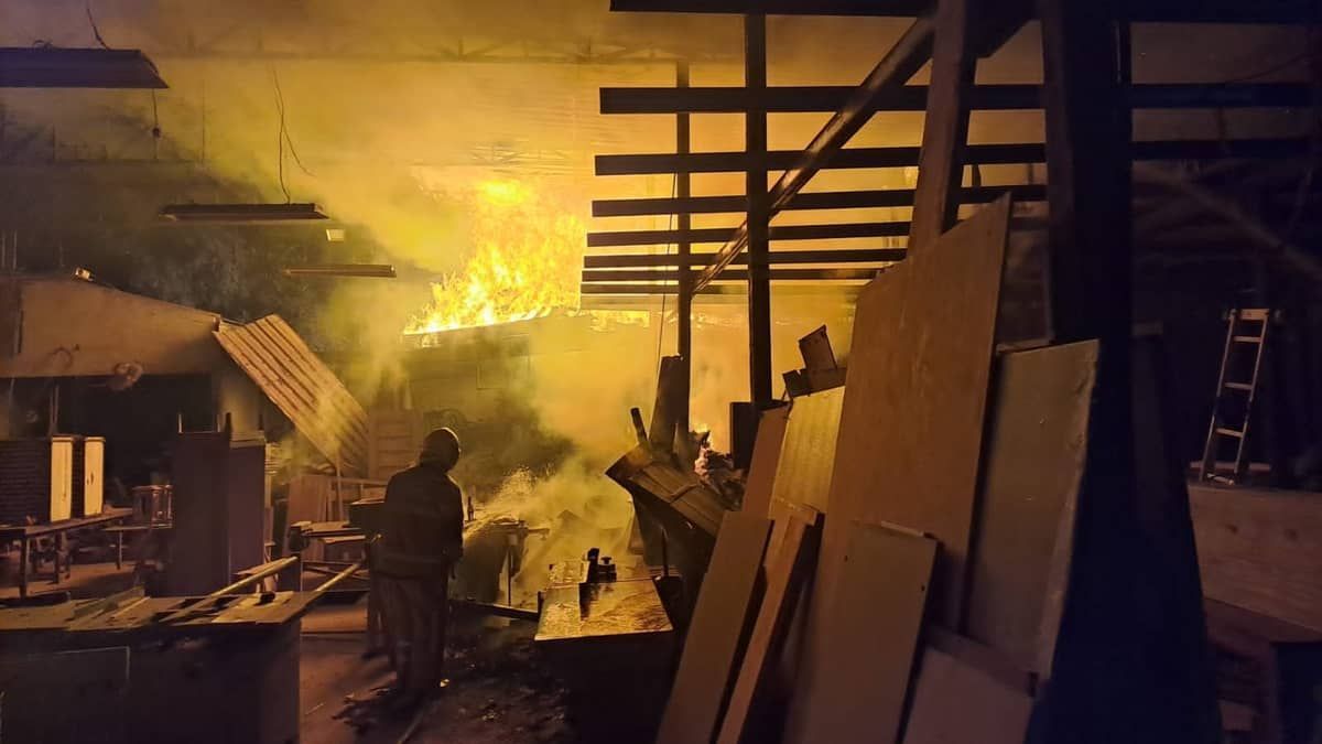 Incêndio atinge marcenaria de móveis em Timóteo