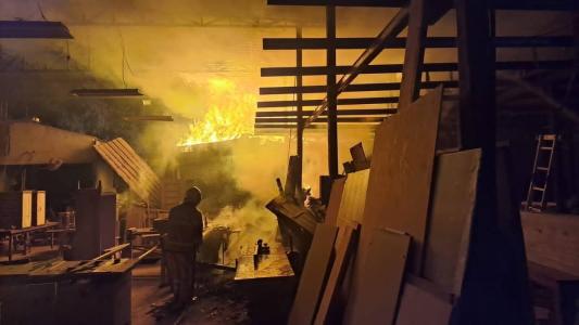Bombeiros combatem incêndio em marcenaria em Timóteo