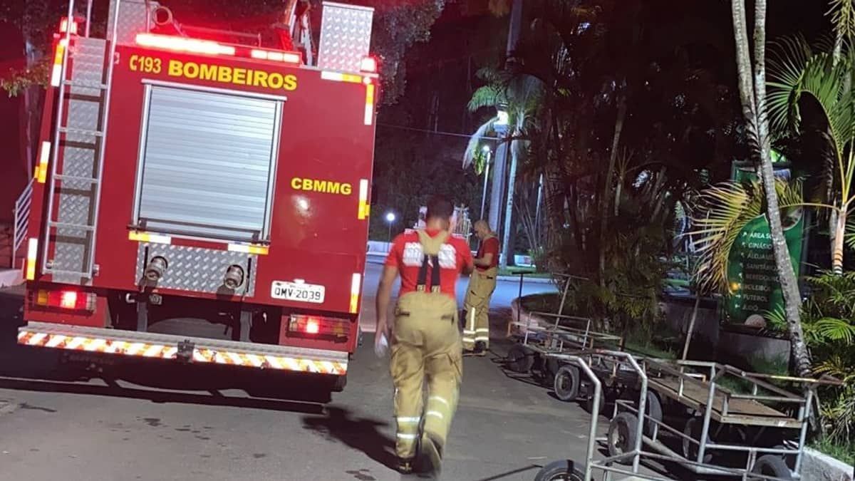 Bombeiros combatem incêndio na Usipa, em Ipatinga 