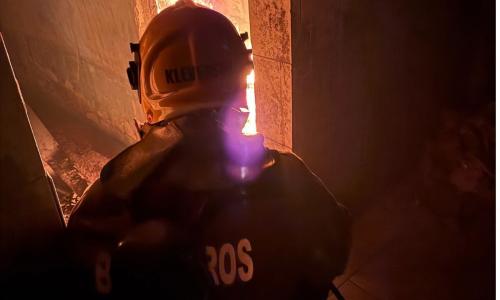 Bombeiros combateram incêndio durante a madrugada