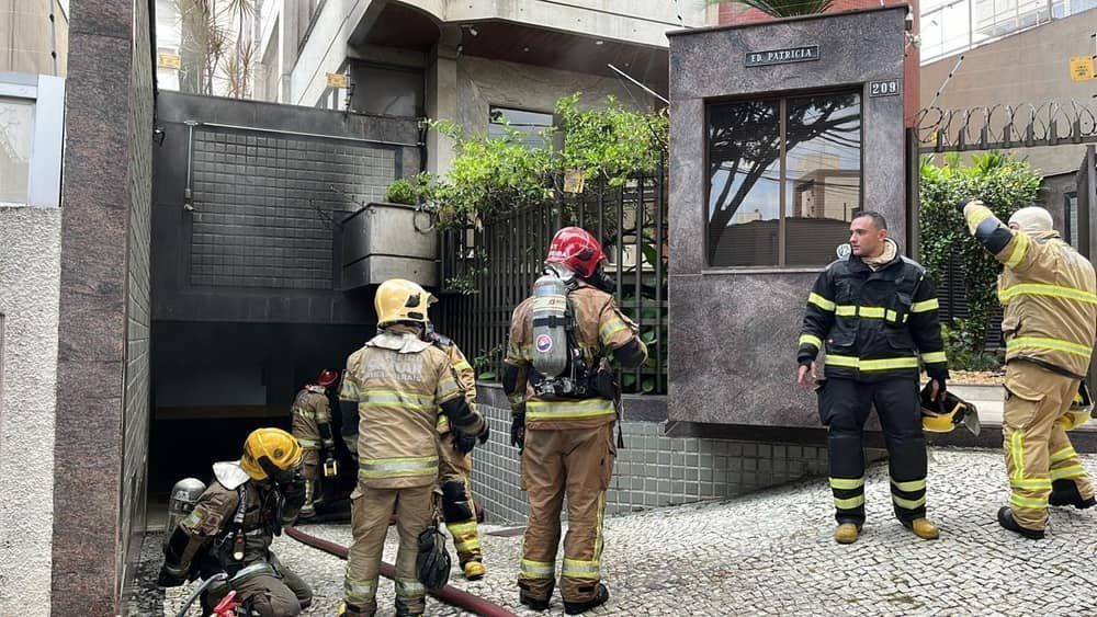 Incêndio destrói carros em garagem de prédio no bairro Serra, em BH
