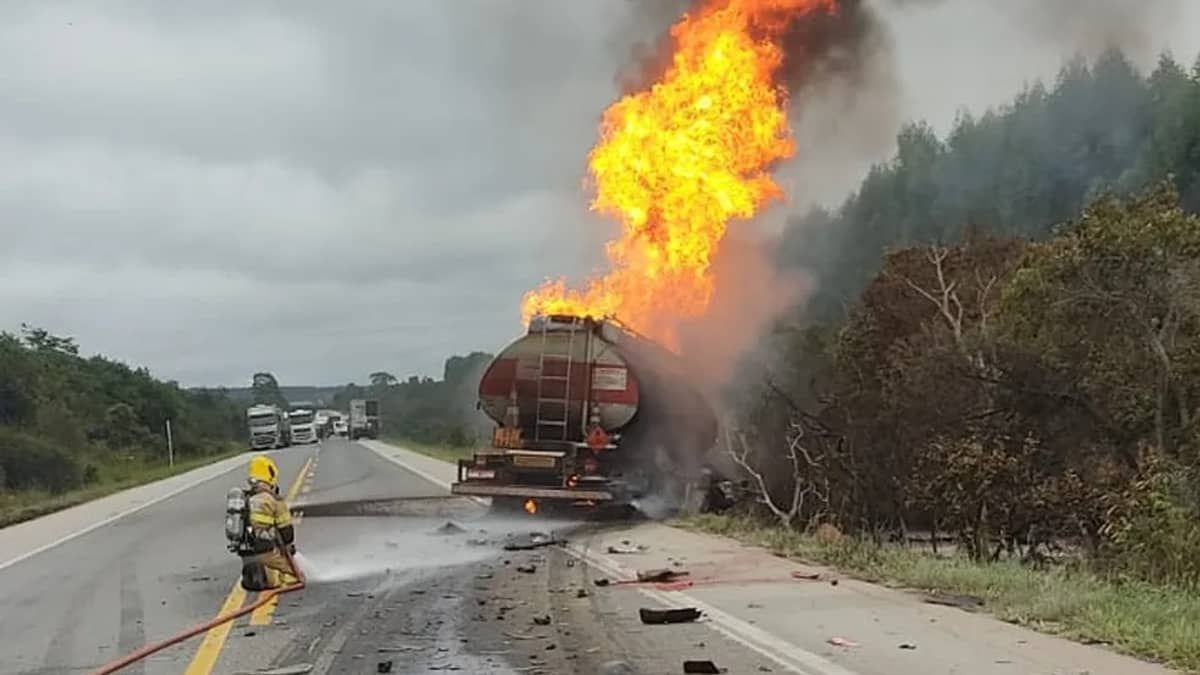 Caminhão com combustível bate em outro e motorista morre na BR-251 em Curral de Dentro  