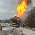 Caminhão com combustível bate em outro e motorista morre na BR-251 em Curral de Dentro  