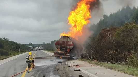 Bombeiros controlaram as chamas no início da tarde desta terça-feira (9)