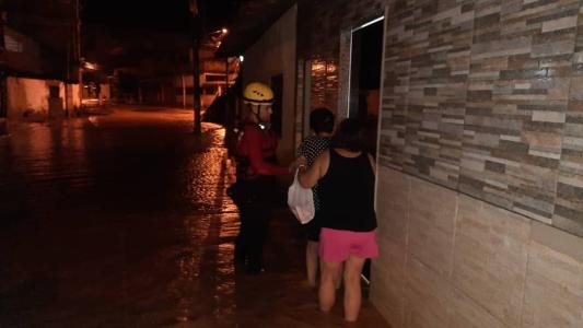 Bombeiros em Ubá ajudam vítimas das chuvas