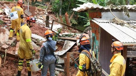 Bombeiros encontraram último corpo de pessoa soterrada após chuvas no litoral norte de São Paulo