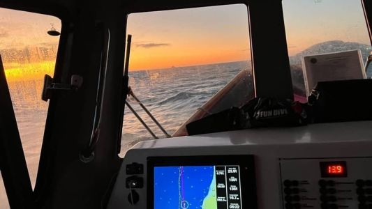 Bombeiros entram no 3º dia de buscas de embarcação desaparecida com dois pescadores em Florianópolis.