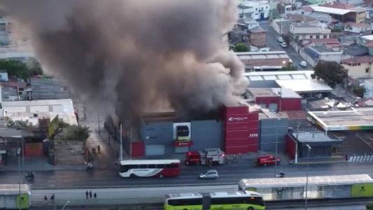 Bombeiros estão no local