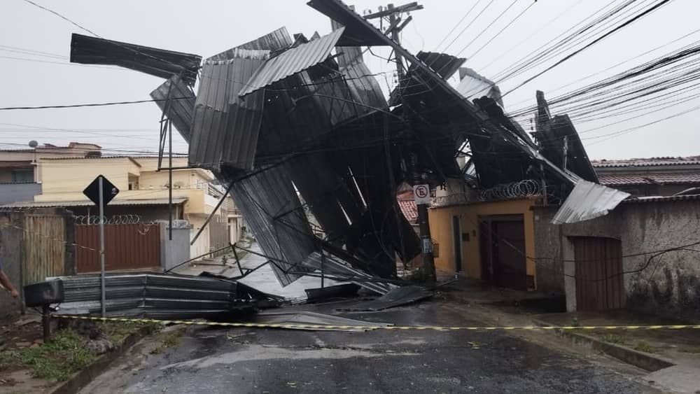 Chuva em Contagem: temporal derruba telhado de galpão e mobiliza bombeiros