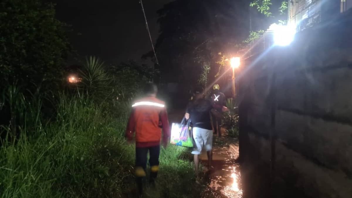 Bombeiros resgatam pessoas ilhadas durante chuva em Ibirité, em Minas