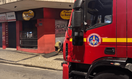 Bombeiros foram acionados para combater chamas em padaria no Centro