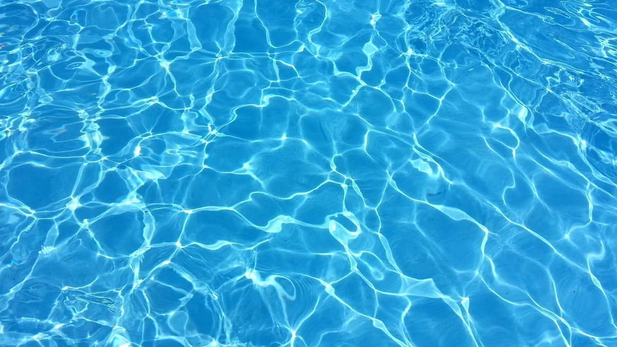 Bebê de um ano morre afogado em piscina no interior de Minas 