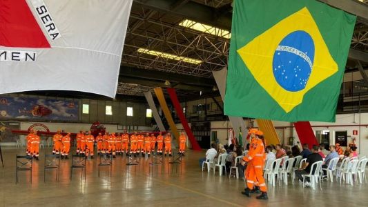 Bombeiros foram recebidos pelas famílias e receberam honras militares