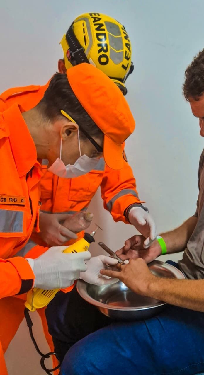 Homem é socorrido por bombeiros após ficar com anel preso ao dedo em Januária