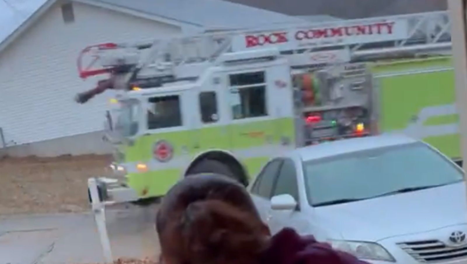 Vídeo: rua 'congelada' faz caminhão dos bombeiros derrapar e bater em carro nos EUA