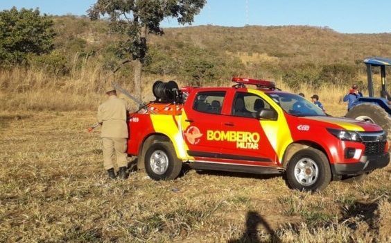 Avião cai no interior de Goiás e piloto sai da aeronave andando