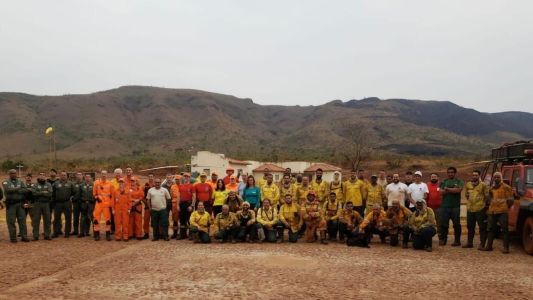 Bombeiros militares e brigadistas do parque contaram também com um caminhão pipa da Copasa no combate às chamas