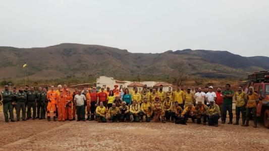 Bombeiros militares e brigadistas do parque contaram também com um caminhão pipa da Copasa no combate às chamas