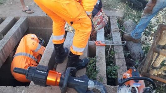 Bombeiros militares foram mobilizados para resgatar mulher que caiu em mata-burro