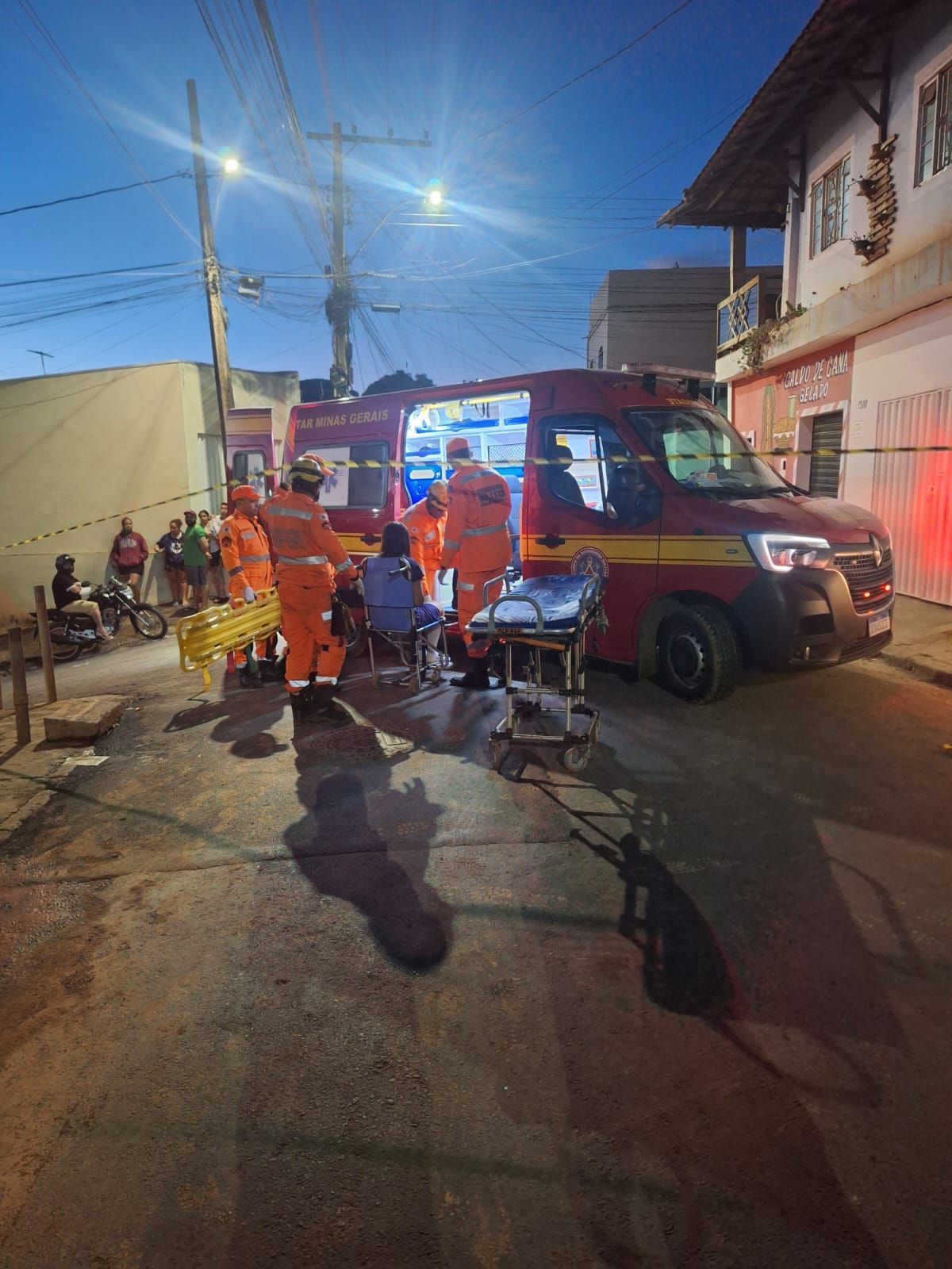 Defesa Civil e Bombeiros evacuam moradores após rompimento de adutora no Norte de Minas