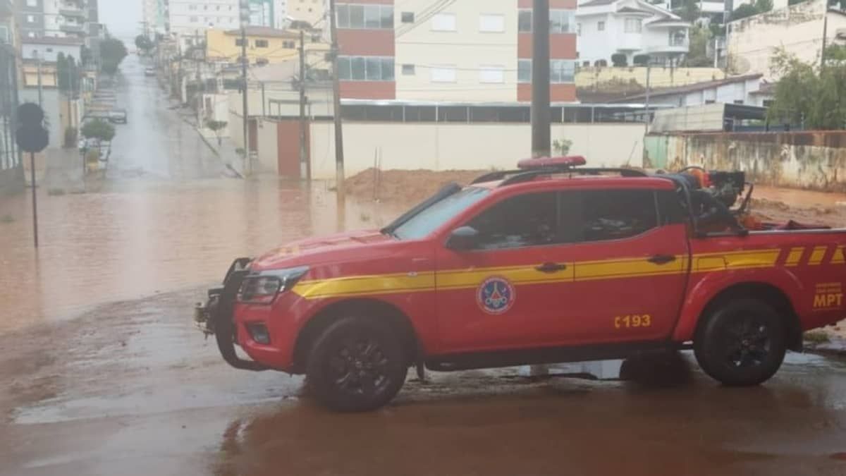 Córrego transborda e ruas são alagadas após chuva forte em Patos de Minas