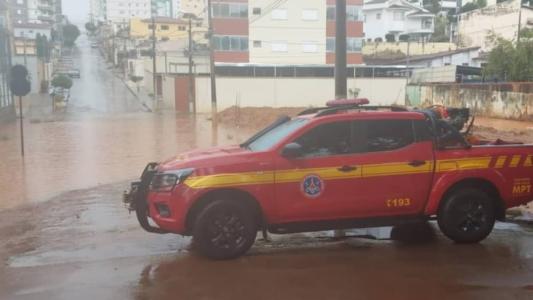 Bombeiros orientaram motoristas para evitar acidentes após córrego transbordar em Patos de Minas