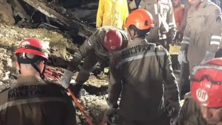 Bombeiros realizam buscas após desabamento de edifício