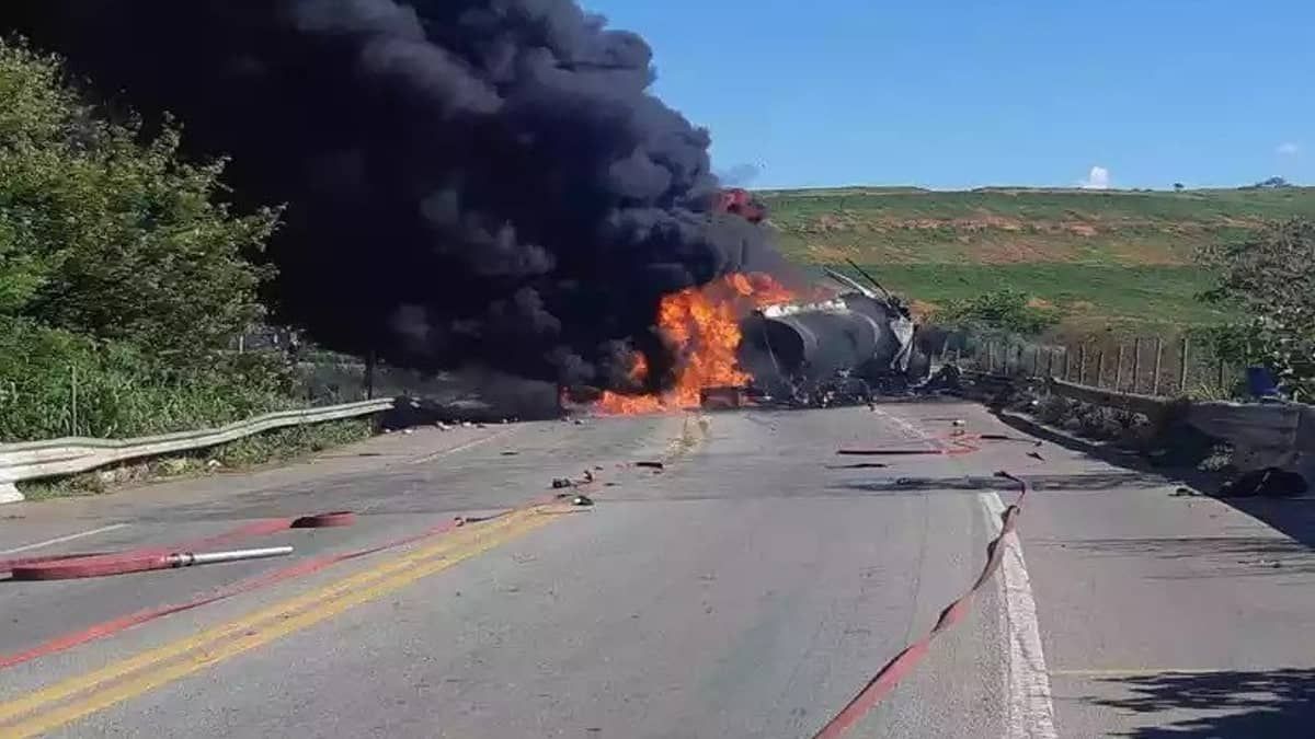 Corpo de caminhoneiro carbonizado é retirado 15 horas após acidente na BR-381 em Governador Valadares 