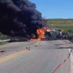 Corpo de caminhoneiro carbonizado é retirado 15 horas após acidente na BR-381 em Governador Valadares 