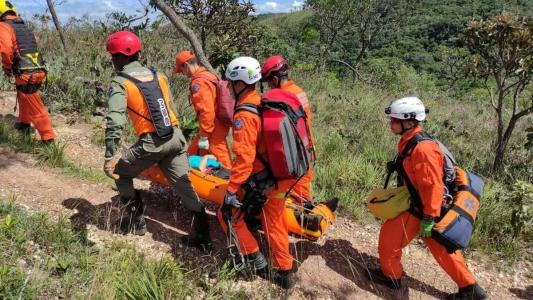 Bombeiros resgataram mulher que caiu perto de cachoeira em Itabirito