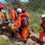 Mulher cai de altura de 10 metros, próximo a cachoeira em Itabirito, e tem fratura na clavícula