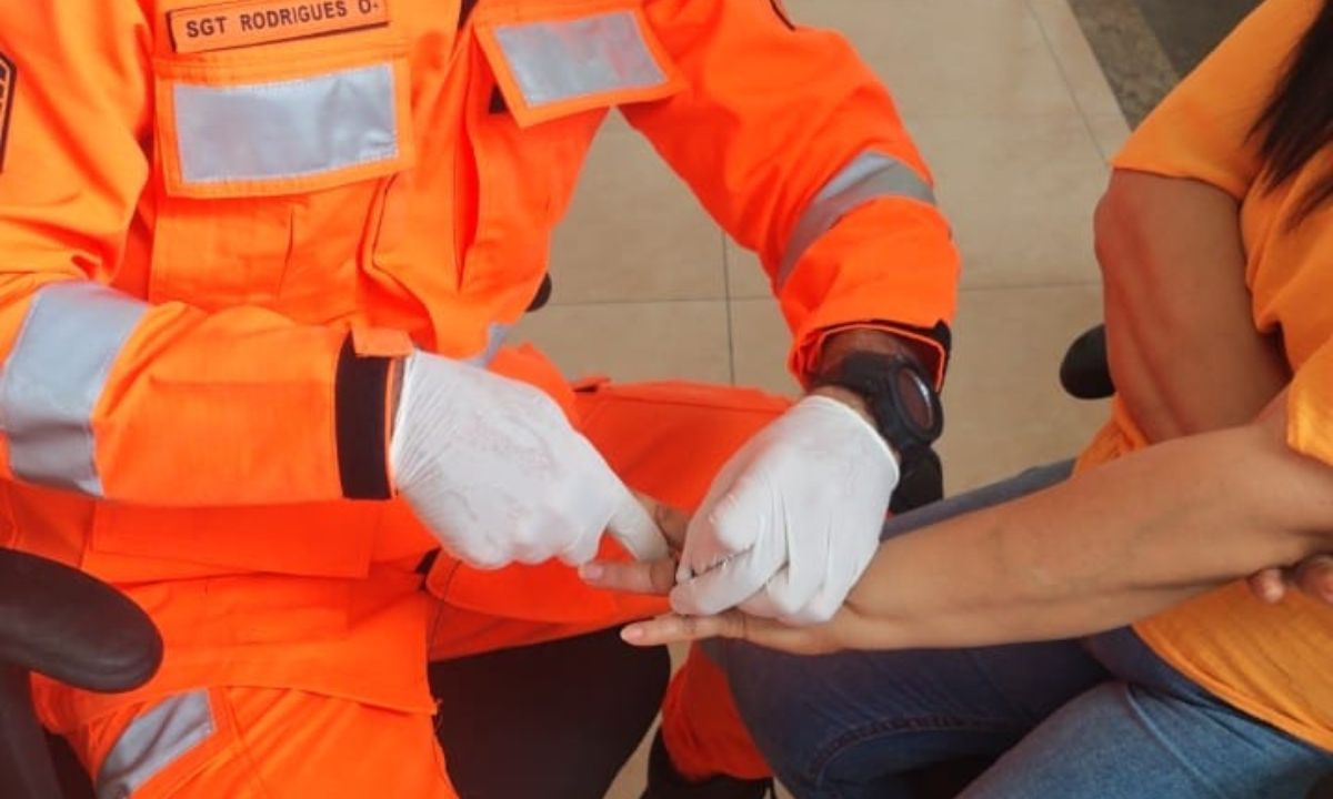 Bombeiros retiram aliança presa em dedo de mulher em Barbacena (MG)