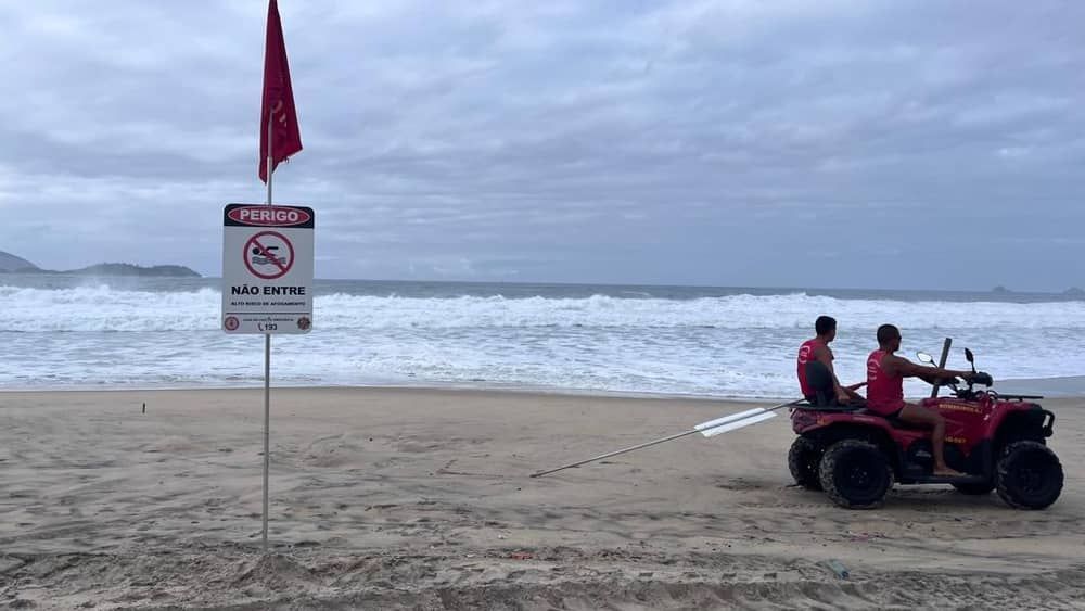 Bombeiros retomam busca por jovem desaparecido após onda gigante invadir praia de Ipanema, no RJ