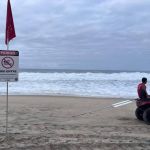 Bombeiros retomam busca por jovem desaparecido após onda gigante invadir praia de Ipanema, no RJ