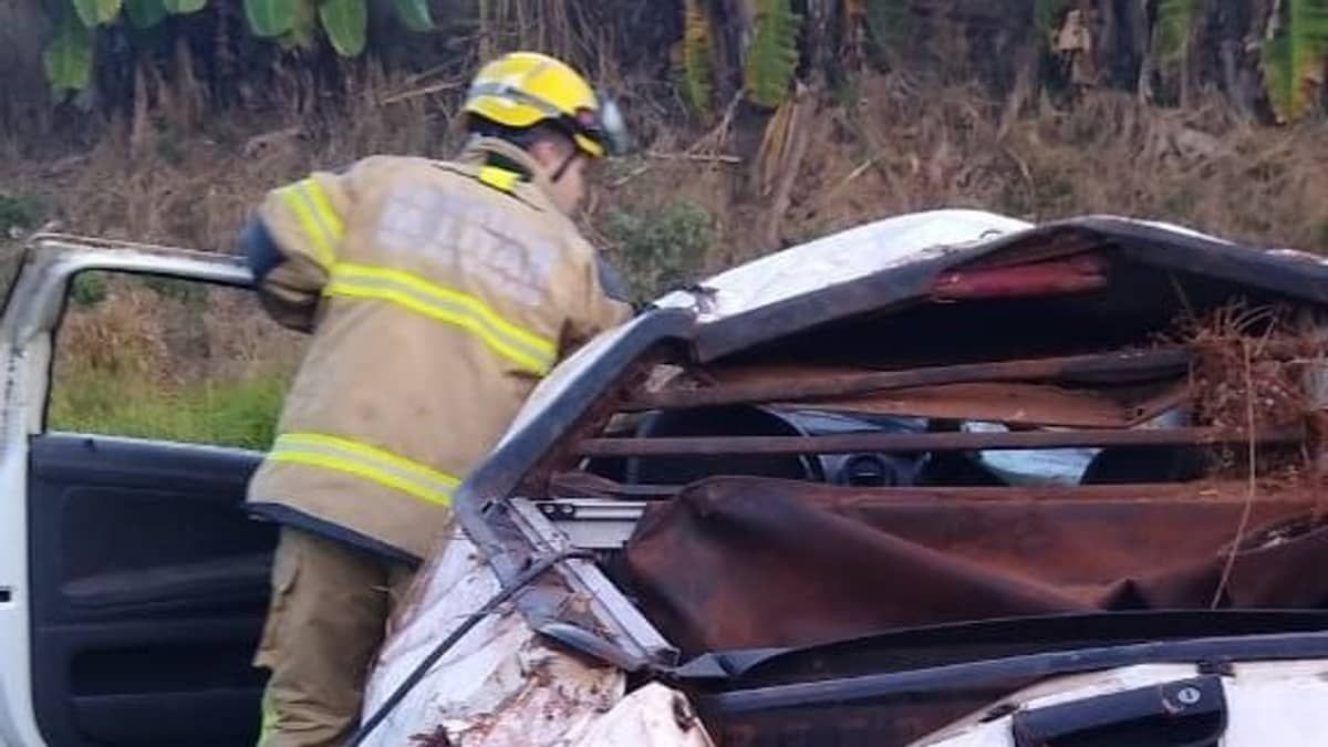 Motorista perde controle e carro capota em rodovia no Sul de Minas