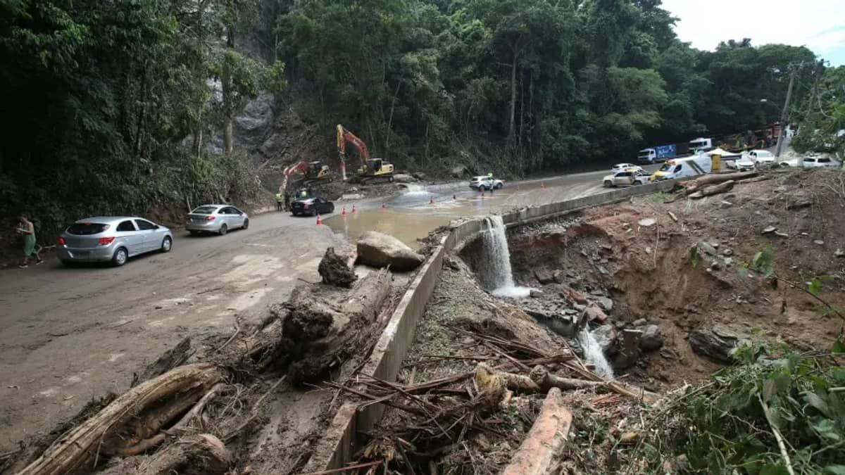 Chuva em São Sebastião: bombeiros suspendem temporariamente buscas