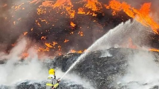Bombeiros têm dificuldade para controlas as chamas na fábrica de cimento