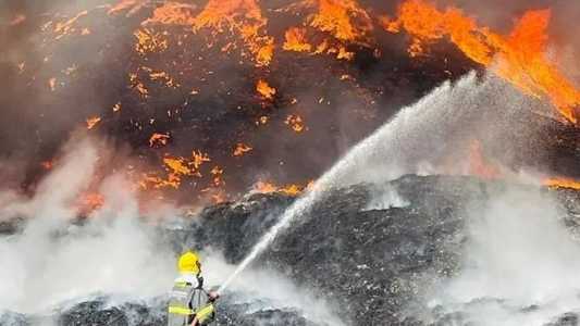 Bombeiros têm dificuldade para controlas as chamas na fábrica de cimento
