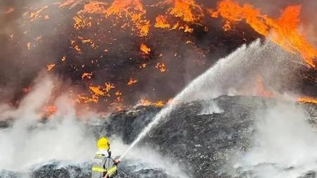 Bombeiros têm dificuldade para controlas as chamas na fábrica de cimento