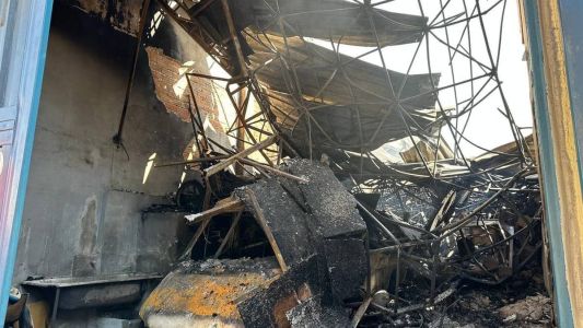 Bombeiros trabalham no combate aos focos de incêndio nesta manhã